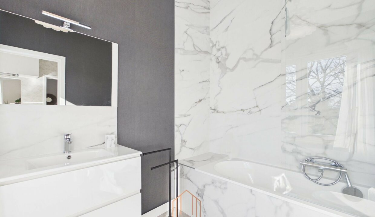 CAM01330G0-PR0080-STILL005