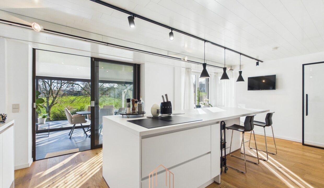 CAM01330G0-PR0080-STILL024