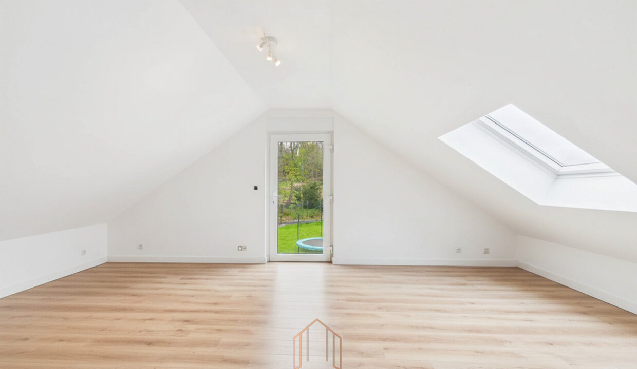 CAM01330G0-PR0083-STILL004-001