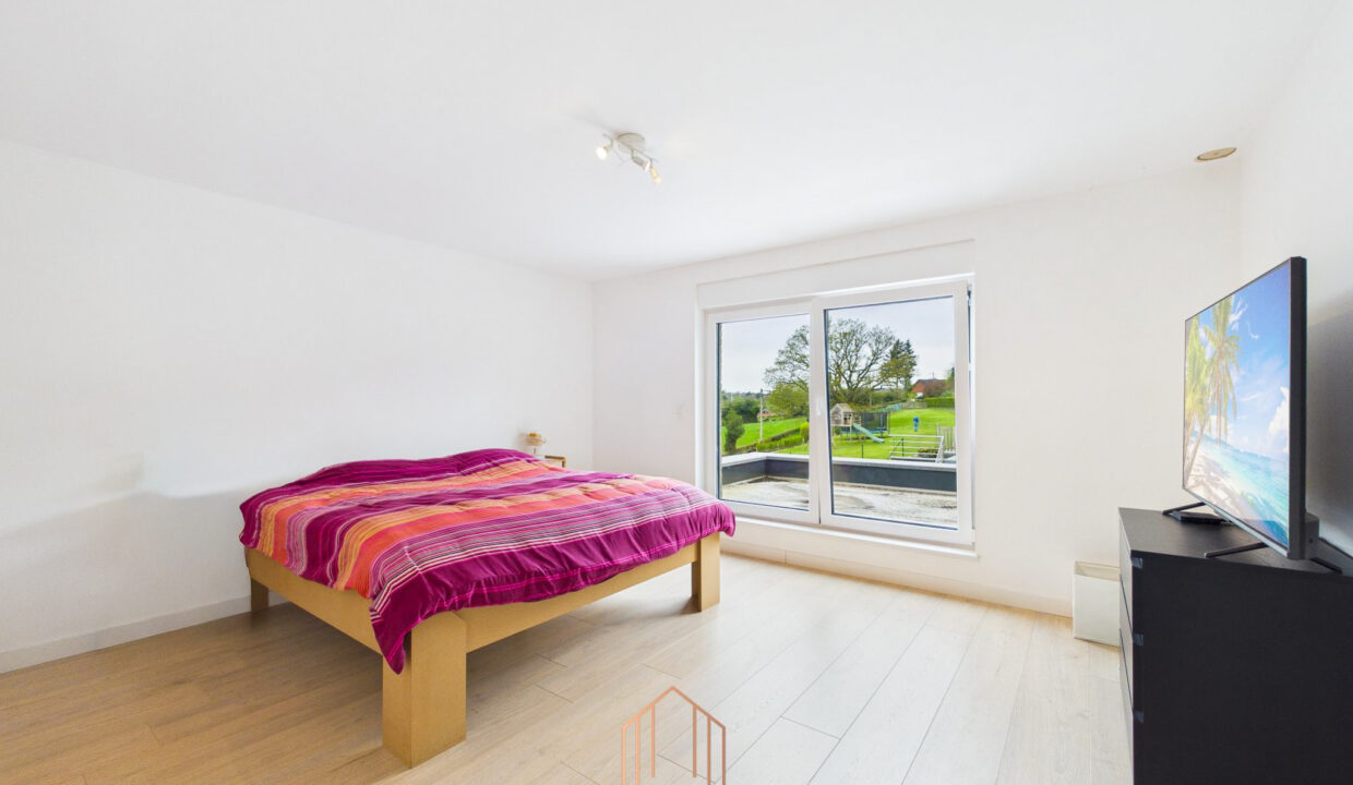 CAM01330G0-PR0083-STILL008