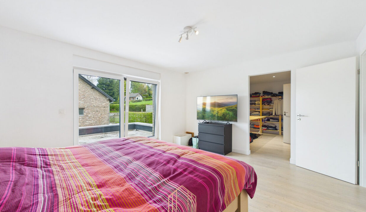 CAM01330G0-PR0083-STILL009