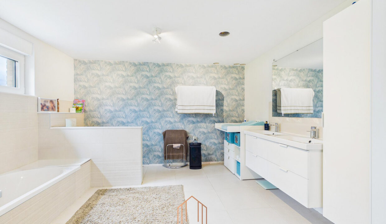 CAM01330G0-PR0083-STILL011